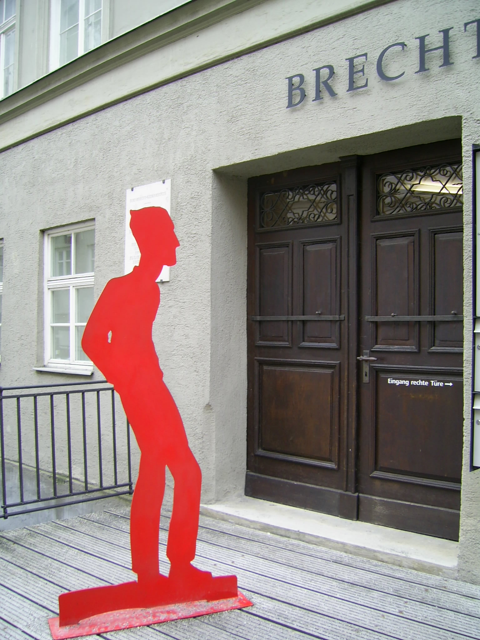 Brecht Figur vor Brechtmuseum