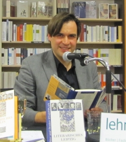 Inhaber Dr. Bach bei einer Lesung in Leipzig